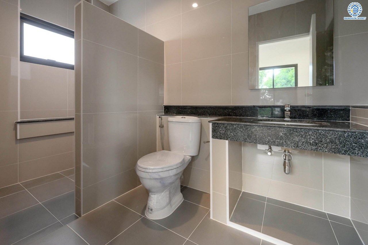 บ้านมือสองตกแต่งใหม่ โครงการ ธารา ราชพฤกษ์-ปิ่นเกล้า บ้านสวย พร้อมอยู่ เนื้อที่ 58.7 ตร.ว. ฟังก์ชัน 3 ห้องนอน 3 ห้องน้ำ จอดรถได้ 2 คัน บนทำเลเชื่อมต่อถนนกาญจนาภิเษก ใกล้รถไฟฟ้าสายสีแดง "สถานีตลิ่งชัน" และจุดขึ้นทางด่วน "ศรีรัช" รายล้อมด้วยสิ่งอำนวยความสะดวกครบครัน